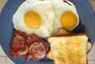 Бекон и яйца на закуска – това е важно!
