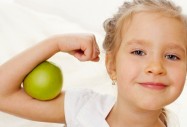 Дете и ябълка