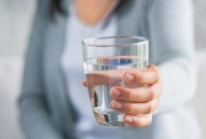 Чаша вода на празен стомах не само за отслабване