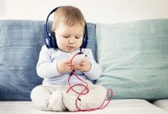 Смартфоните и таблетите забавят говорното развитие на децата