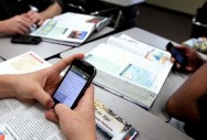 Забрана на смартфоните в училище поискаха синдикалисти