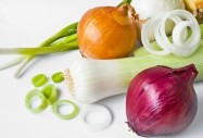 Луковите зеленчуци признати за защитници от рак