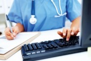 Лекарите прекарват повече от половината работно време в „екранна медицина”