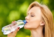 Жена пие вода