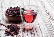 Чаят от каркаде смъква кръвното и ускорява метаболизма